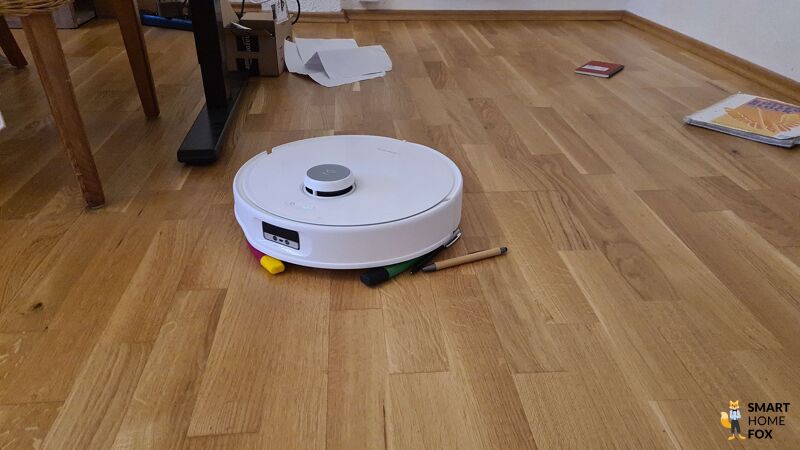 Der Roborock QRevo Curv fährt sich an flachen Objekten fest.